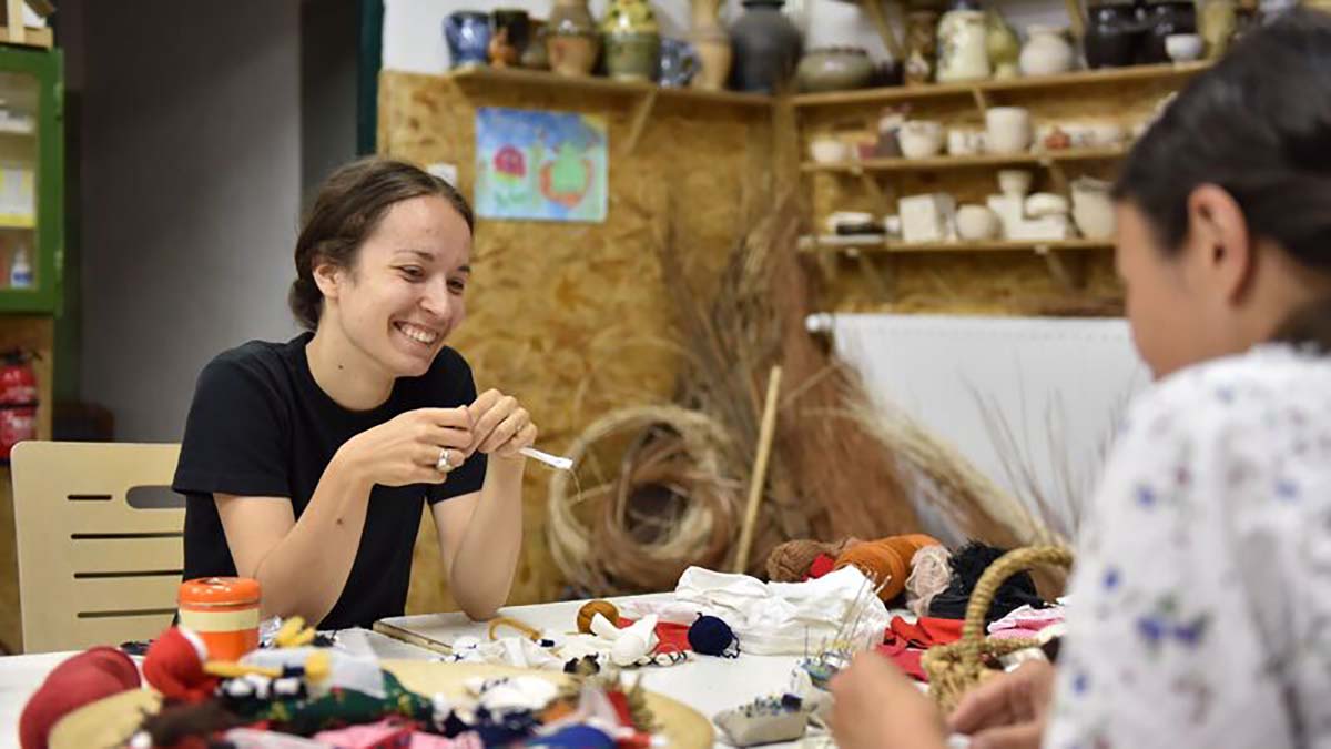 Learning how to make traditional Polish folk dolls with the friendly volunteers at ŻyWa Pracownia. | Photo credit: Krakow Urban Adventures 