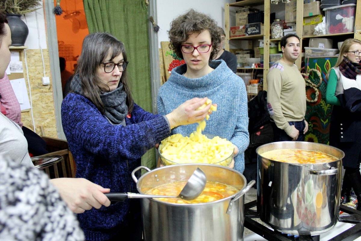 Volunteers helping out at the weekly Sunday Soup Day that takes place in Planty Park, which provides hot food for locals who are below the poverty line and gives them a safe space to come and talk about their problems. | Photo credit: ŻyWa Pracownia 